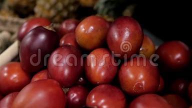 五颜六色的水果站在当地市场菠萝，芒果，西番莲亚洲